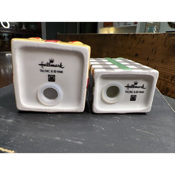 Hallmark 2023 VIP Exclusive Ceramic CHRISTMAS PRESENT SALT & PEPPER SHAKERS - Picture 3 of 9